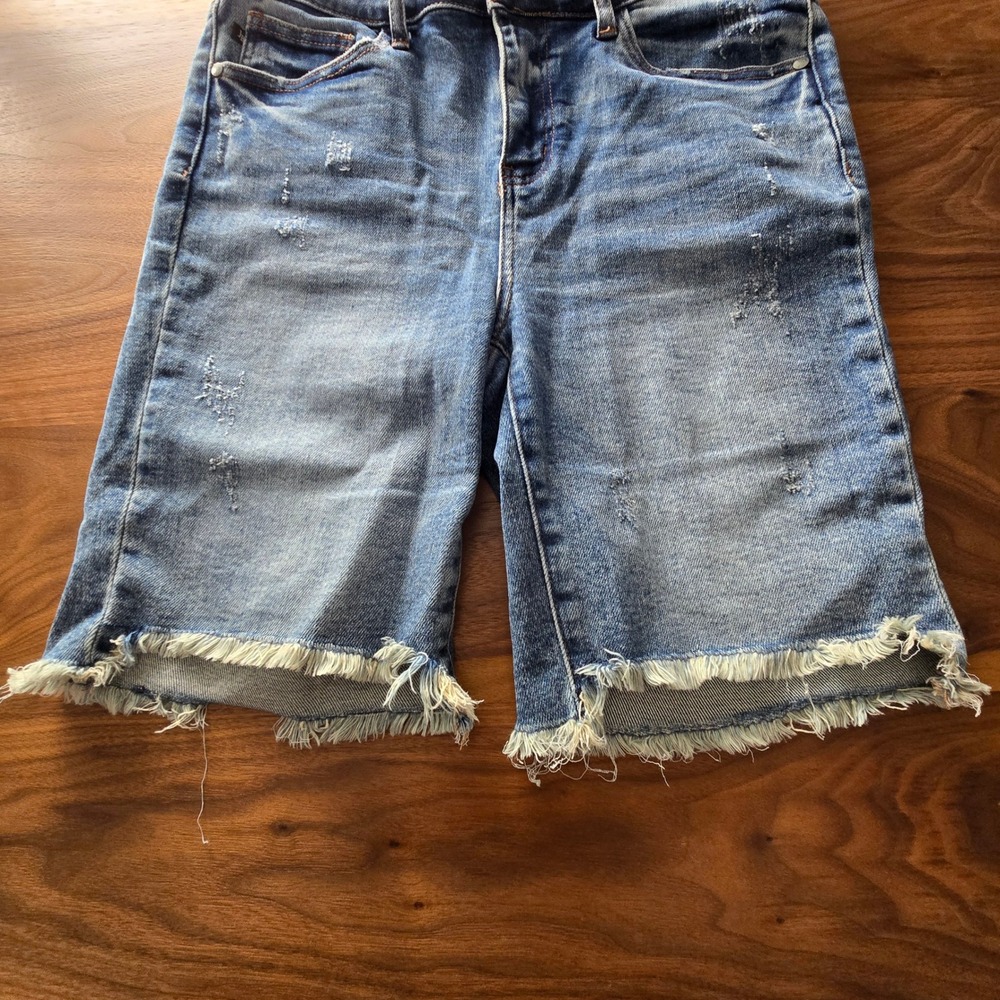 Judy Blue Distressed Bermuda Denim Shorts Large 31 Medium Wash High Rise Frayed - Picture 4 of 10